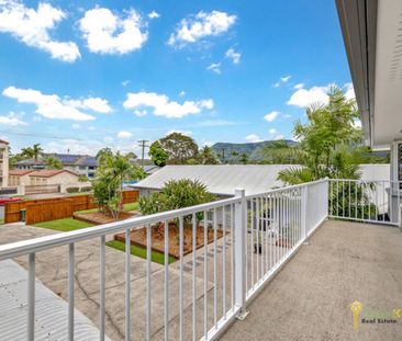 Beautifully Maintained Upstairs Unit In Outstanding Location!! - Photo 3