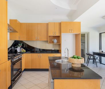 Freestanding house & garage on dual-access block - Photo 1