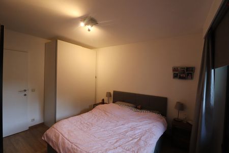 Een gerenoveerd appartement op de benedenverdieping rechts van de rechter ingang met terras en garage. - Photo 5