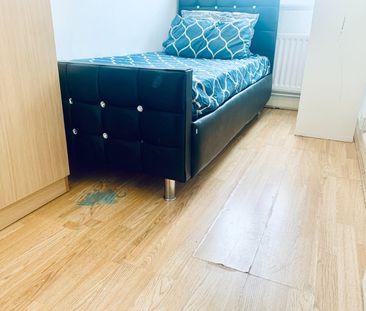 Room in a Shared House, Carmen Street, E14 - Photo 2