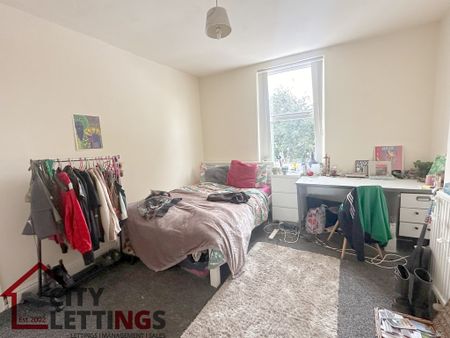 8 Bedroom Semi-Detached House - Photo 3