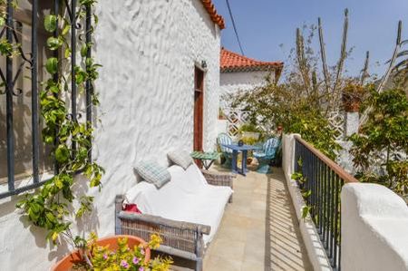 Single-story house with a large solarium in the town of Mogán - Photo 5