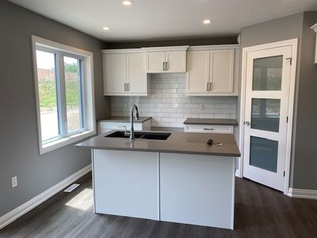 For Lease - 460 Main Street, Plympton-Wyoming, Ontario - Photo 5