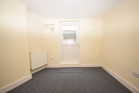 2 bedroom ground maisonette to rent - Photo 5