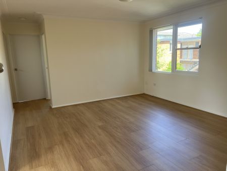 Modern Top Floor 2 Bedroom Apartment - Photo 3