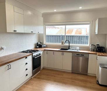 Renovated Home in Quiet Court – Walk to Station, Shops & Schools - Photo 5