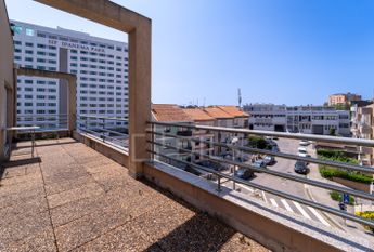 Apartamento T1 com terraço e lugar de garagem situado no Campo Alegre