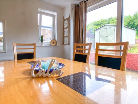 4 bedroom semi-detached house to rent - Photo 3