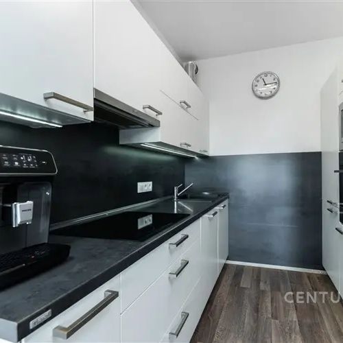 Prostorný a světlý byt 2+kk s garážovým stáním a skvělým zázemím – k nastěhování od 1. 11. 2026 - Photo 1