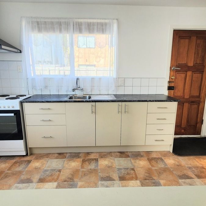 Sunny 2-Bedroom Home in Waltham – Comfort and Convenience Await! - Photo 1