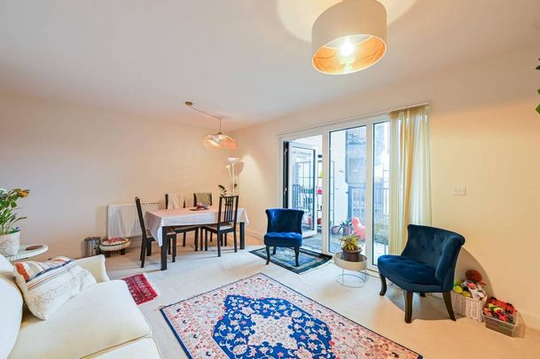 3 bedroom flat to rent - Photo 1