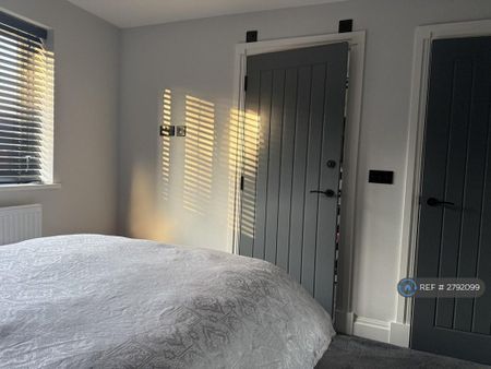 1 bedroom in a house share to rent - Photo 4