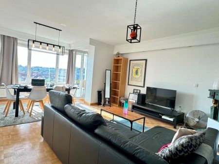 Verzorgd, instapklaar appartement met twee slaapkamers en een panoramisch uitzicht over de stad. - Photo 3