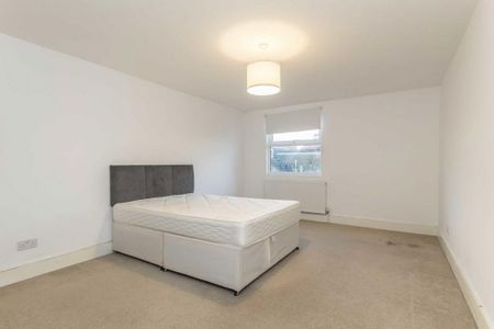 4 bedroom flat to rent - Photo 3