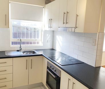 Sun-Filled One Bedroom Apartment in Prime Location - Photo 2