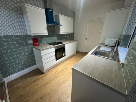 4 bedroom end of terrace house to rent - Photo 4