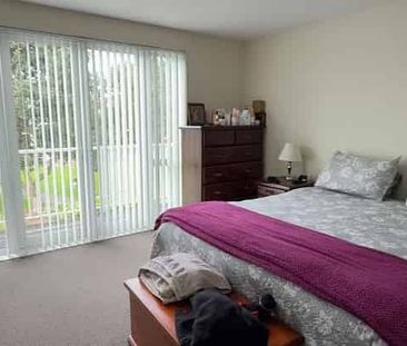 Well maintained 3-Bed Townhouse + Double Garage - Photo 1