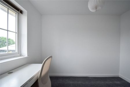 Well presented two bedroom apartment to rent with excellent access to the City centre and local amenities on Newmarket Road. GCH. Allocated Parking. Part-furnished. - Photo 3