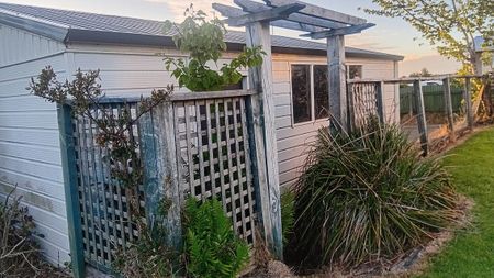 Under renovation- 3 bedroom- Garaging plus!! - Photo 5