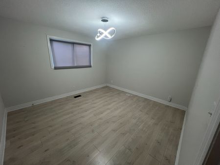 For Lease - 98 Thornton Avenue, Bradford West Gwillimbury, Ontario - Photo 3