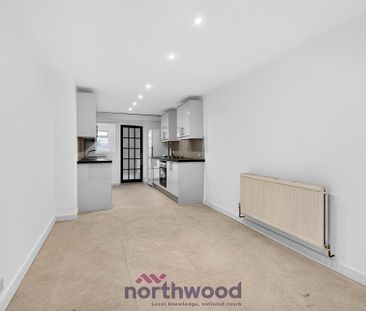 3 bedroom end of terrace house to rent - Photo 2