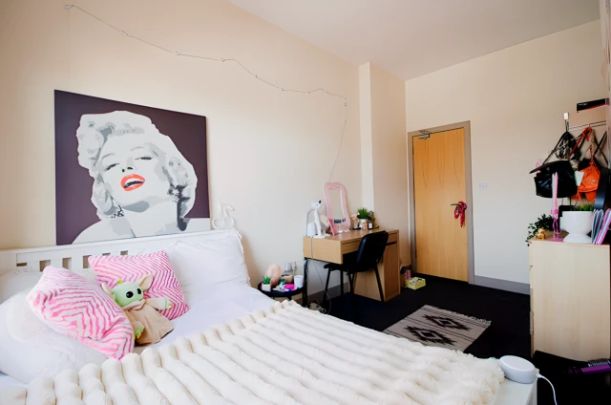 5 bedrooms 1 bathroom - Photo 1