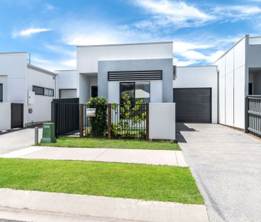 Low Maintenance Living in Award Winning Family Friendly Estate! - Photo 2