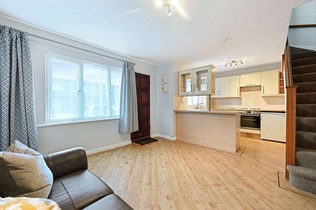 One bedroom terraced house in a highly sought after area. Offered part furnished and available now. - Photo 5