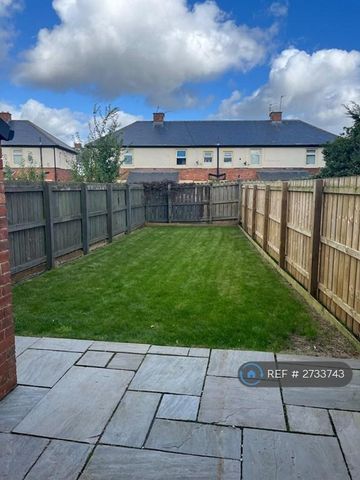 2 bedroom terraced house to rent - Photo 2