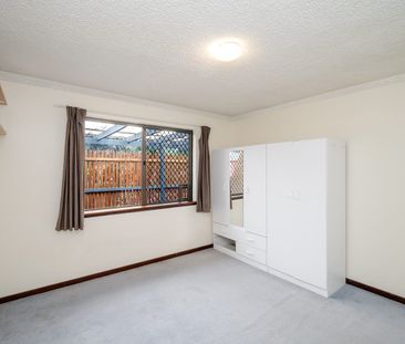 WELL PRESENTED, LARGE GROUND FLOOR UNIT IN A GREAT LOCATION! - Photo 3