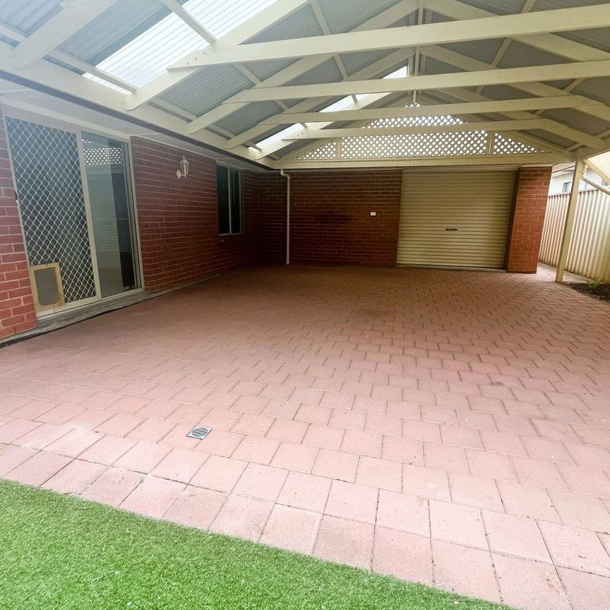 FABULOUS HOME - 2 LIVING - GORGEOUS ENTERTAINING SPACE. - Photo 1