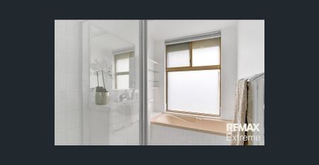 Spacious 4x2 Family Home with Multiple Living Areas and Outdoor Entertaining - Photo 4