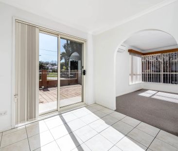3 BEDROOM TOWNHOUSE IN A COMPLEX OF ONLY TWO! - Photo 2