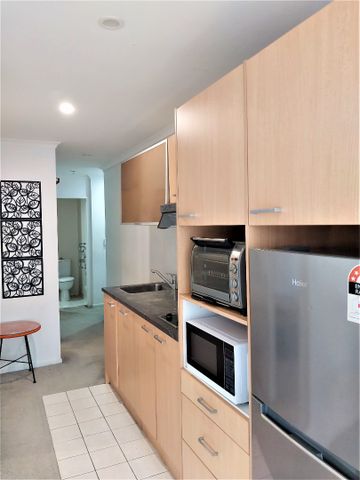 Great location- CBD 2 bedroom apartment - Photo 3