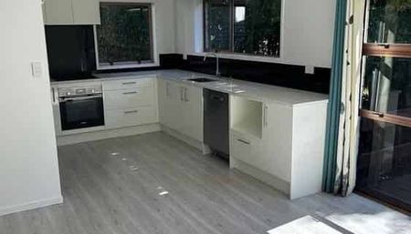 Comfy Remuera 4 Beds House Top School Zone - Photo 3