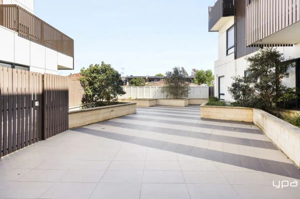 “Modern Comfort in Vibrant Brunswick West” - Photo 1