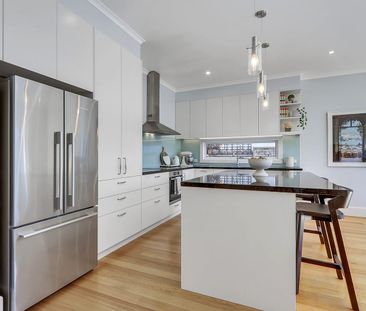 BEAUTIFULLY RENOVATED HOME FULL OF NATURAL LIGHT - Photo 4