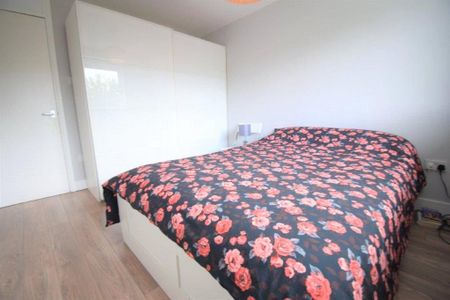 4 bedroom semi-detached house to rent - Photo 2