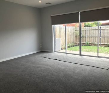 Modern and stylish three bedroom two bathroom townhouse in quiet lo... - Photo 5