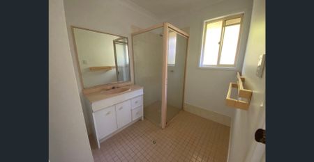 Freestanding Villa Living in quiet leafy location - Photo 4