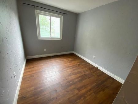 38 Calderwood Drive - Upper - 4 bed, 1 bath - STUDENTS - Photo 3