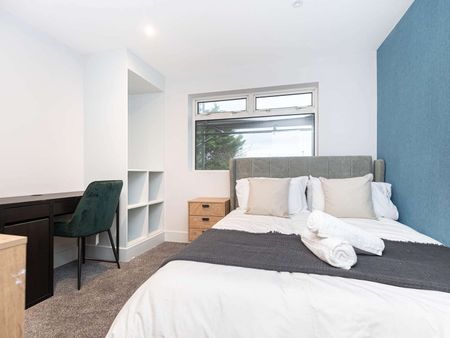 Ideal Home For Modern Living - All En-Suite Rooms - Photo 3