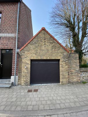 Volledig gerenoveerde woning met tuintje en ruime garage - Photo 1