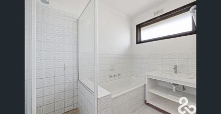 Freshly painted, new kitchen and large courtyard - Photo 4