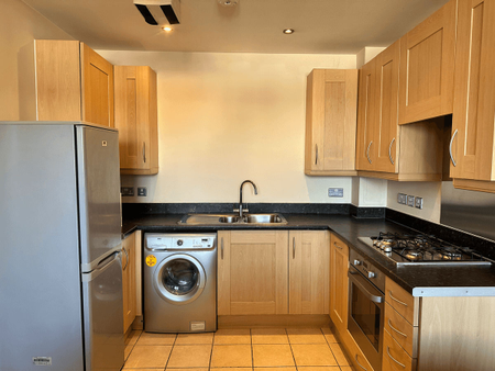 Romford Road, London, E15 - Photo 2