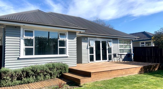 Beautifully renovated fully furnished spacious family home in Prime Location! - Photo 1