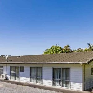 Handy to town - Photo 2