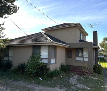 Large 4 Bedroom Townhouse &lpar;6 Month Lease to Start&rpar; - Photo 2