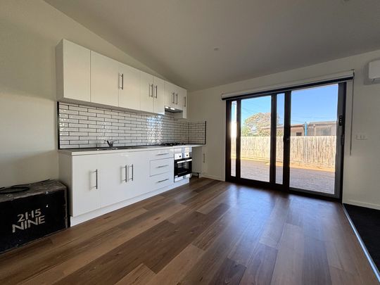 Dual Living!- 4 bedroom 2 bathroom and 2 kitchens! - Photo 1