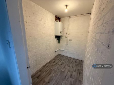 3 bedroom end of terrace house to rent - Photo 5